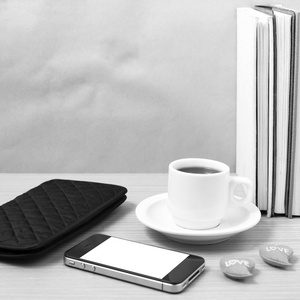 办公桌  咖啡与电话 心 堆栈的书，钱包黑色