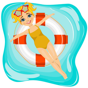 小可爱的女孩漂浮在游泳池里的充气圆圈上