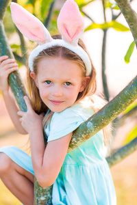 复活节的概念。可爱的小女孩，在春日穿兔子耳朵