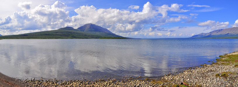 Putorana 高原全景的高山湖泊