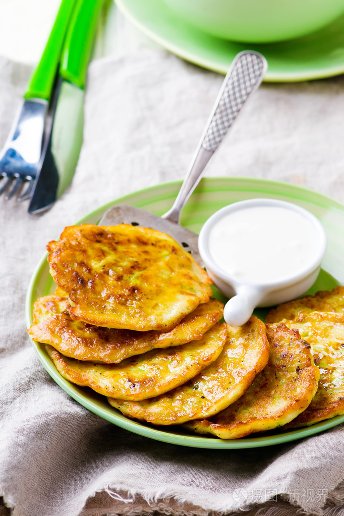 与绿色盘子里的酸奶油葫芦油条