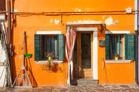 传统的橙色房子在威尼斯布拉诺岛的细节