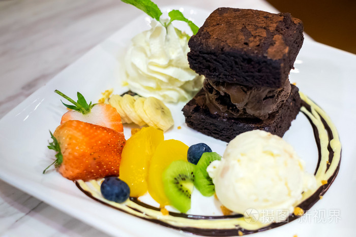 设置的甜点和冰淇淋,巧克力蛋糕,鞭奶油和水果打顶
