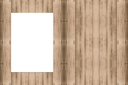 空白的折叠的纸海报挂在木墙上，嘲笑添加您的设计模板