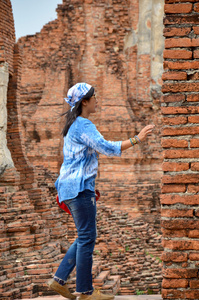 在玛哈泰寺古建筑的泰国女子肖像