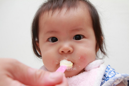 日本女婴吃婴儿食品0岁