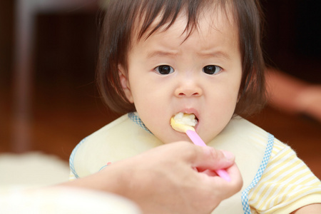 日本女婴吃婴儿食品0岁