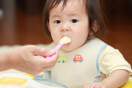 日本女婴吃婴儿食品0岁