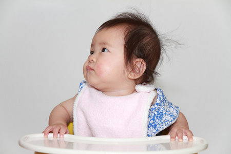 日本女婴吃婴儿食品0岁