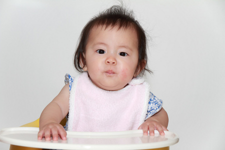 日本女婴吃婴儿食品0岁
