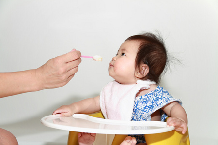 日本女婴吃婴儿食品0岁