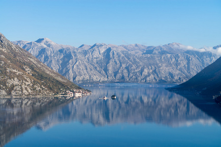 湾的科托尔 Boka 无益 与旧镇的 Perast，Monten