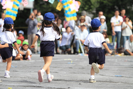 日本幼儿园的体育节图片