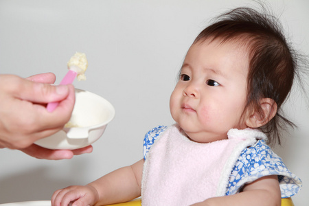 日本女婴吃婴儿食品0岁