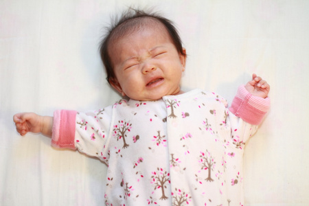 哭泣的日本女婴0岁