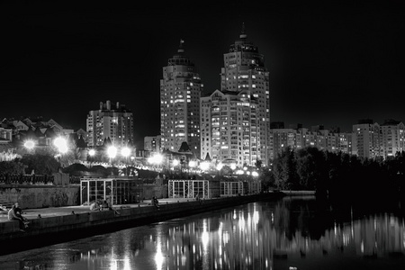 灯夜城与河黑色和白色的 Hdr 效果的思考