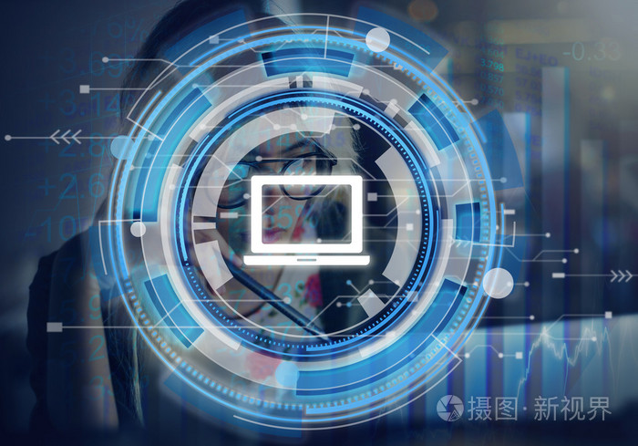 上电脑和高科技技术工作的女士