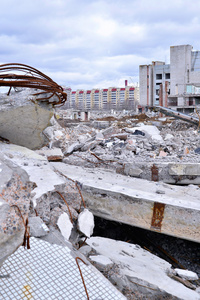 块的金属和石头是从已拆卸建筑物 Crumbling