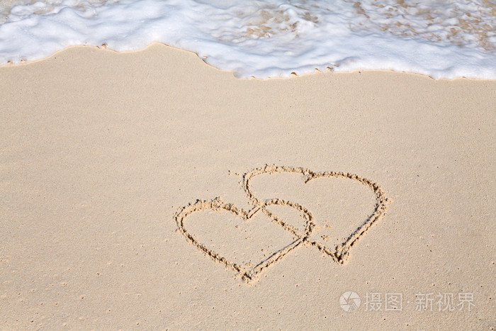 两颗心,绘制沙滩上的沙子