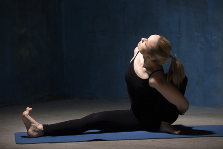 半坐这美少女图片