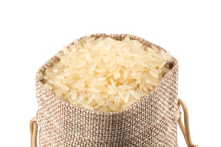 白色背景上的长粒香大米