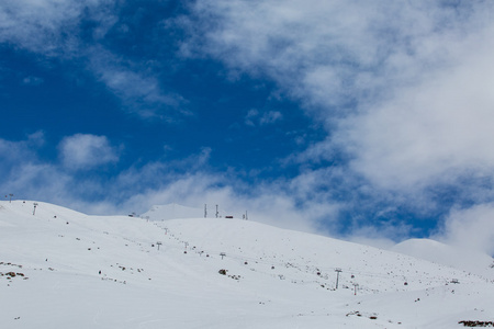 在雪地里山。冬季景观