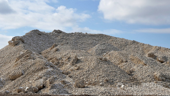 建筑工地上的山石灰岩碎石
