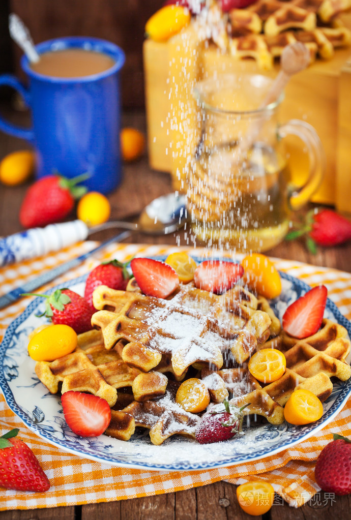 用新鲜水果装饰的比利时南瓜华夫饼