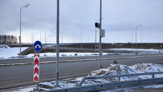 自动化的系统的照片和视频固定在道路的岔口摄影图