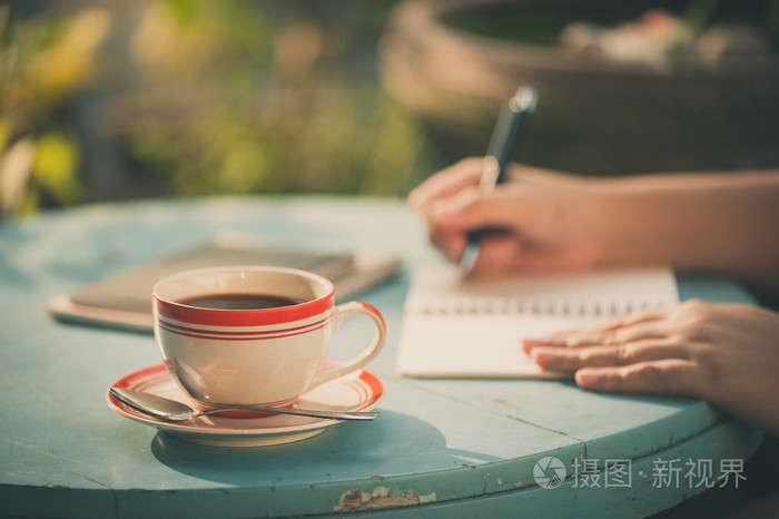 在清晨的时光的室外喝咖啡休息.