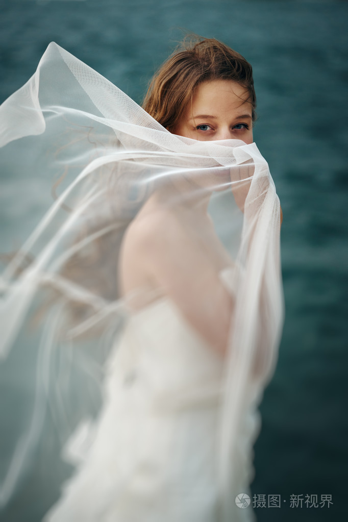 近怒海白衣女人