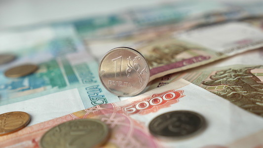 俄罗斯卢布纸币在一千和五千