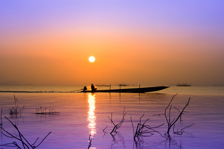 在南部泰国。，聚焦图像的湖上的夕阳的天空