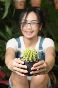 女人抱着一棵仙人掌