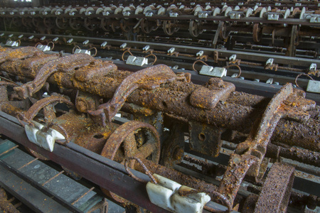生锈的工厂机器照片