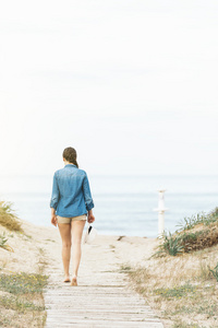 恬静的海滩上散步，走了的女人