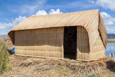 小屋在乌鲁斯人浮岛和附近普诺，秘鲁的喀喀湖村