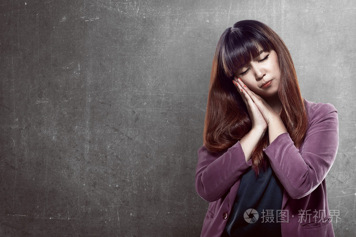 亚洲女人昏昏欲睡的手势