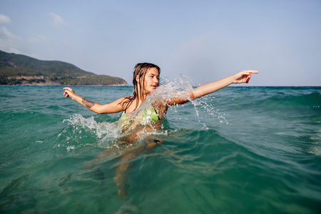 大海浪花性感的比基尼女孩游大海浪花拍打照片