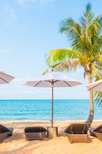 遮阳伞和热带沙滩的躺椅上