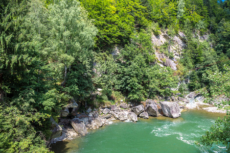 山区河流普鲁特河在 Yaremche