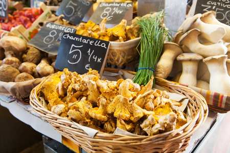 香菇市场，西班牙，与在前台 chantarellus