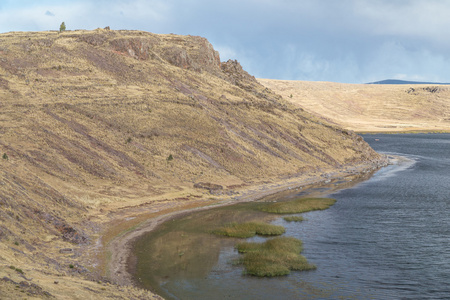 从秘鲁的普诺附近的 Sillustani 山湖海岸 Umayo