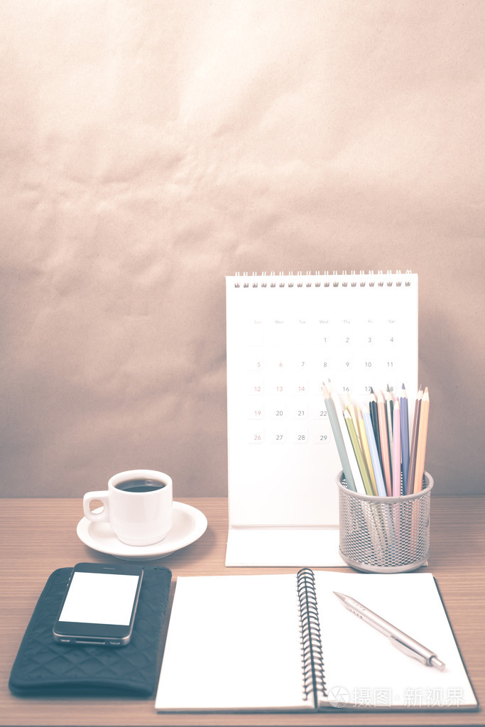 办公桌  咖啡与手机 钱包 日历 彩色铅笔框