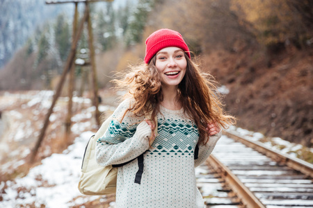 微笑着年轻漂亮的女人，在铁路上行走