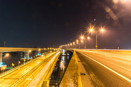 在夜晚的街头高速公路