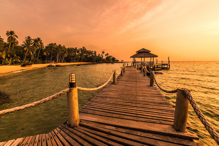 长长的木制桥亭在美丽的热带岛屿