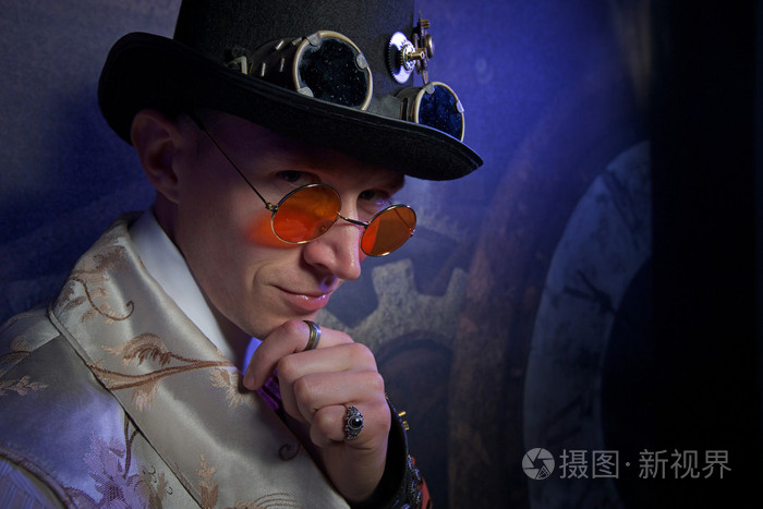 男人的肖像在蒸汽朋克风格的小时