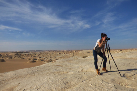 年轻漂亮的女孩到埃及 Farafra 绿洲在惊人的白色沙漠附近拍摄的图片