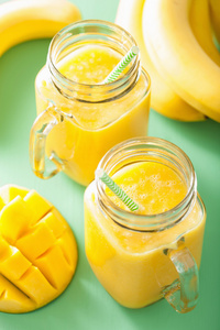 健康芒果菠萝冰沙在梅森罐子